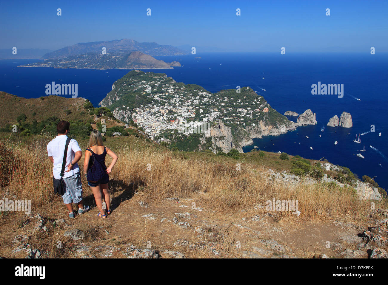 Italia Campania vista dal monte Solaro verso Capri Faraglioni della penisola di Sorrento in background Foto Stock