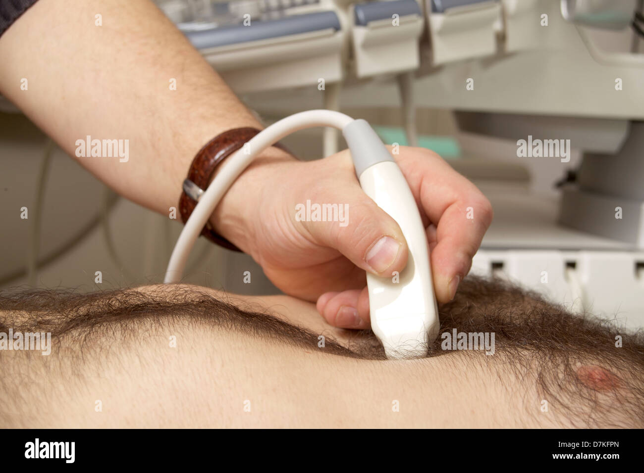 Ultrasuoni cardiaci esame test su giovani uomini Foto Stock