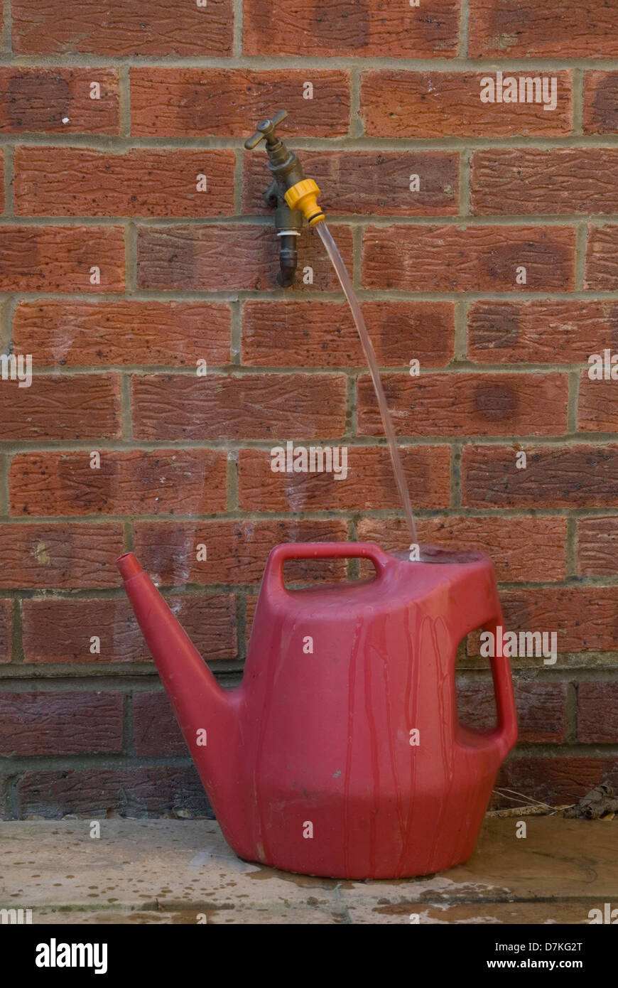 per risparmiare acqua, bloccare il tubo flessibile contro la parete Foto Stock