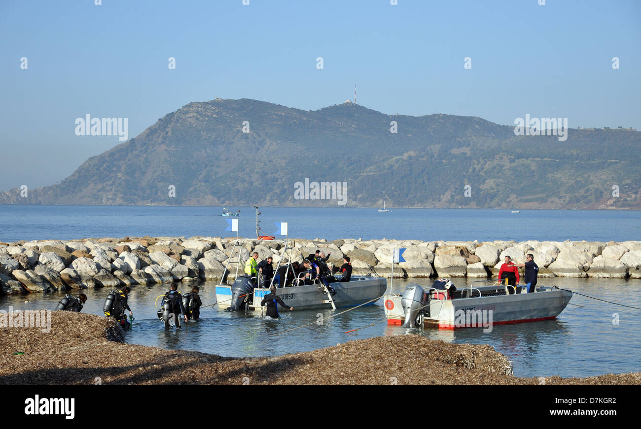 I subacquei di andare a una barca immersioni con attrezzatura subacquea Foto Stock
