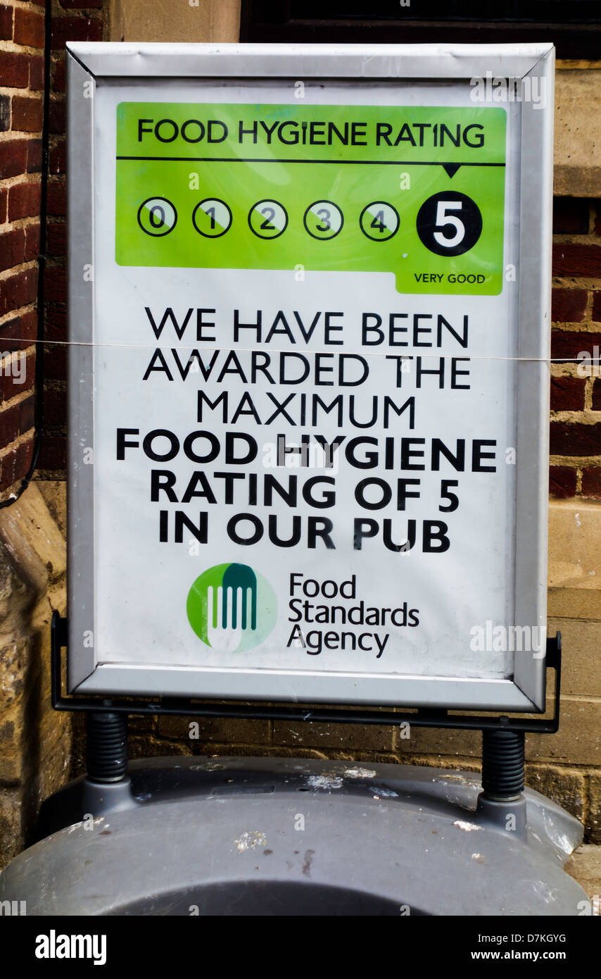 Poster al di fuori di un pub che mostra che la Food Standards Agency ha dato una igiene alimentare valutazione 5 il grado più alto Foto Stock