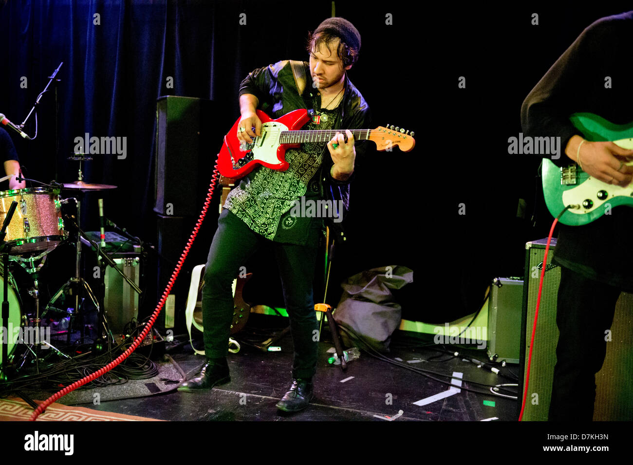 Birmingham, Regno Unito. Band alternative rock sconosciuto Orchestra mortale (dalla Nuova Zelanda e Stati Uniti d'America) in concerto a Birmingham Institure 8 maggio 2013. Ruban Nielson cantante e chitarrista. Foto Stock