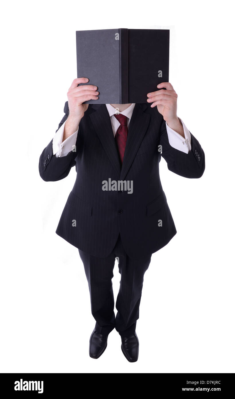 L'uomo tenendo in mano un libro da leggere isolato su sfondo bianco Foto Stock