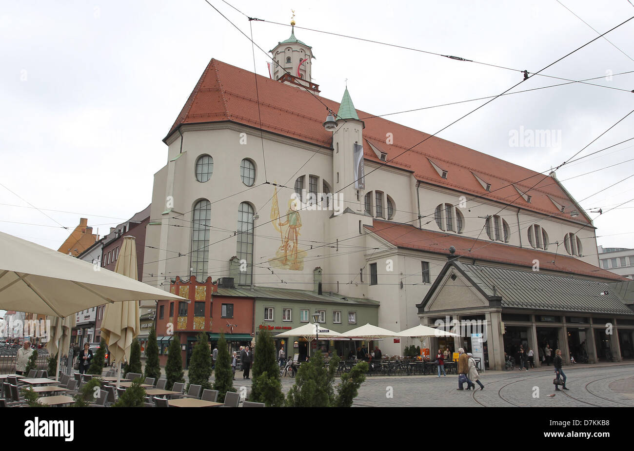 La riprogettata storico San Moritz chiesa è raffigurato in Augsburg, Germania, 07 maggio 2013. La chiesa, alcune parti del quale sono quasi mille anni, è bianco lucido dopo la sua refubishments. Foto: KARL-JOSEF HILDENBRAND Foto Stock