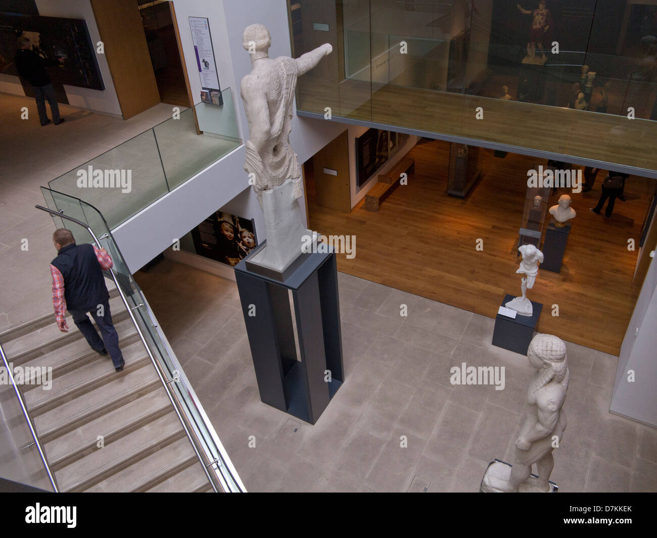 I visitatori del rinnovato museo Ashmolean Museum; nel mondo il primo museo universitario di Oxford, England, Regno Unito Foto Stock