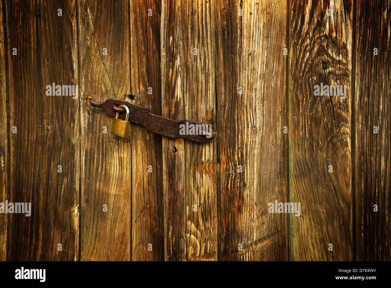 Vecchia porta di legno con metallo arrugginito lucchetto. Foto Stock