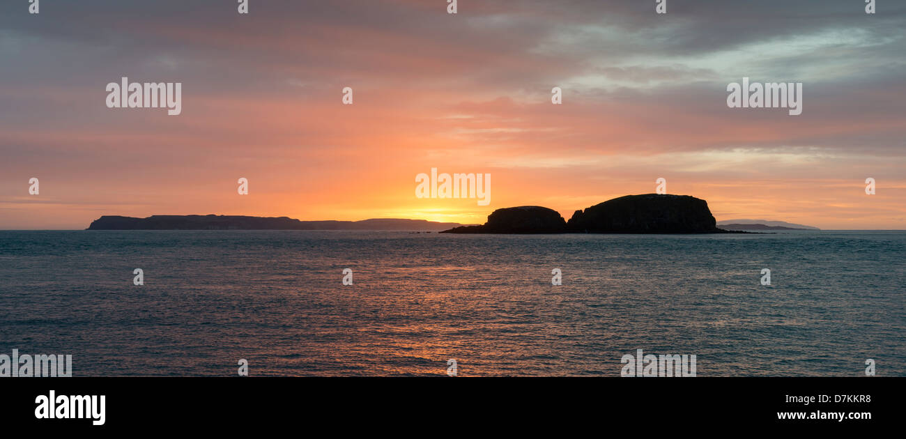 Tramonto sull'isola di Rathlin nel nord costa irlandese Foto Stock