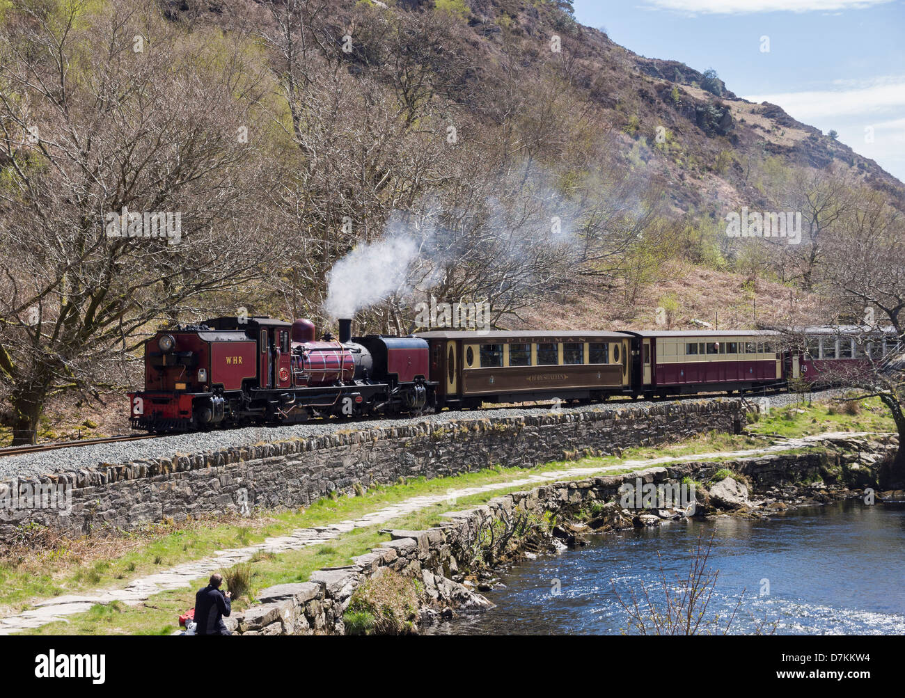 Welsh Highland Railway treno a vapore che viaggia lungo Aberglaslyn passano da Afon Glaslyn fiume nel Parco Nazionale di Snowdonia. Beddgelert North Wales UK Foto Stock