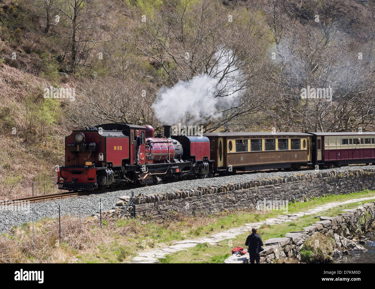 Welsh Highland Railway treno a vapore con carrozza pullman viaggiano lungo Aberglaslyn passano in Snowdonia. Beddgelert, Galles del Nord, Regno Unito Foto Stock