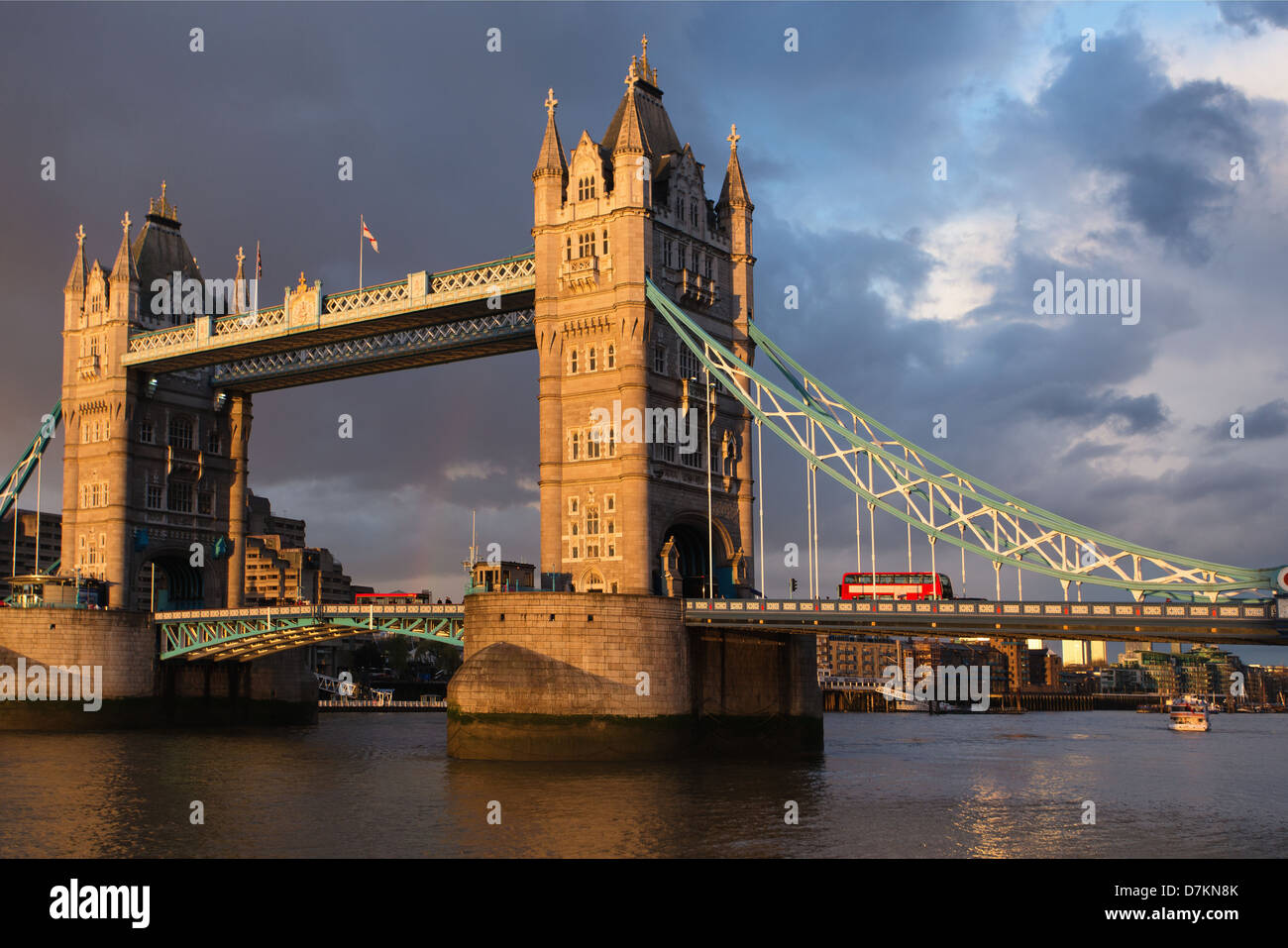 London Tower bridge al tramonto con il double decker bus crossing Foto Stock