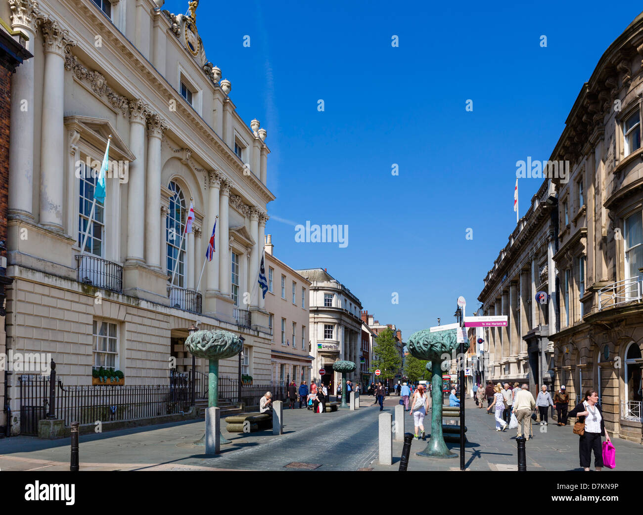 High Street, con la storica Mansion House a sinistra, Doncaster, South Yorkshire, Inghilterra, Regno Unito Foto Stock