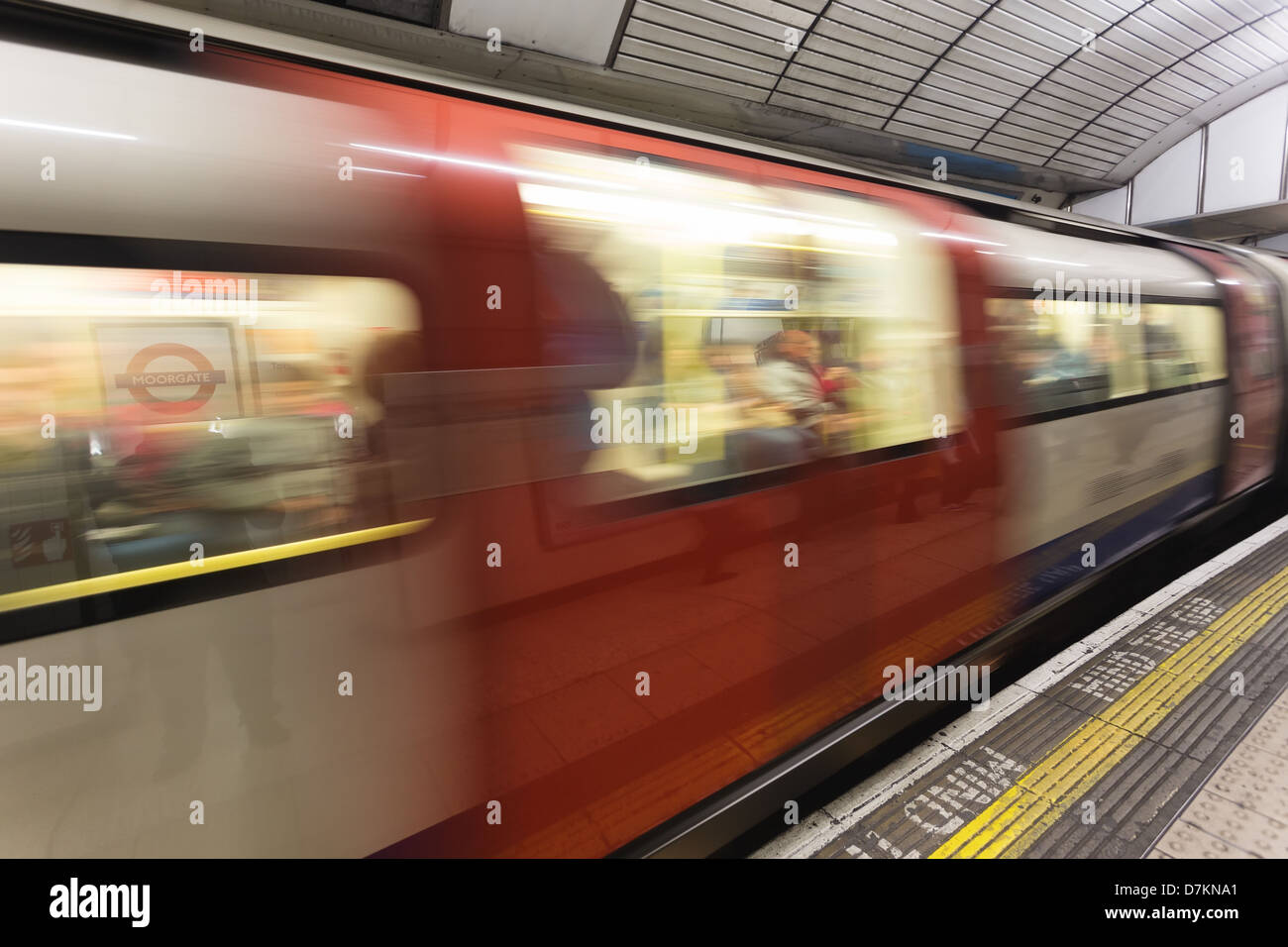 La metropolitana di Londra al movimento al moorgate station Foto Stock