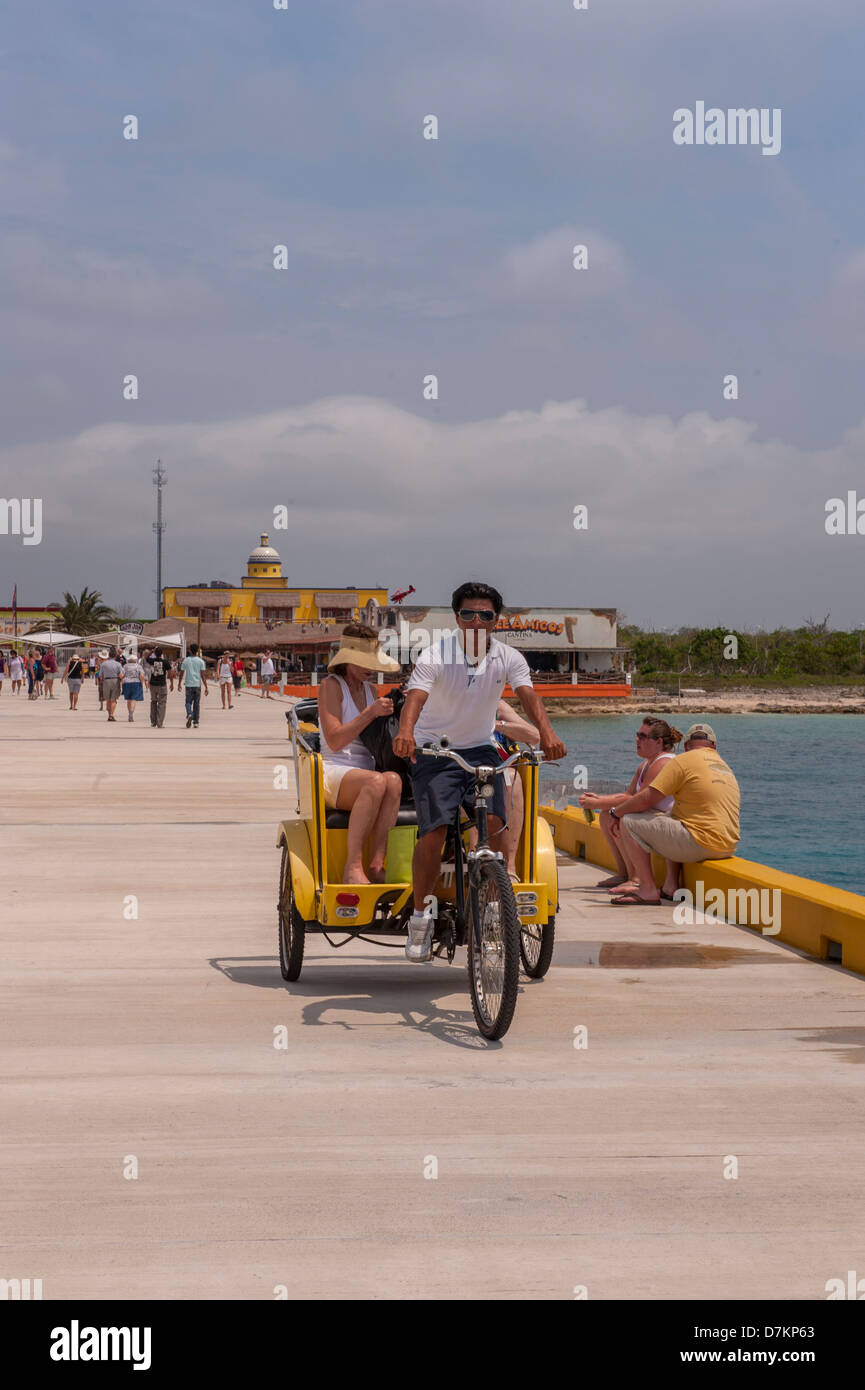 Messico, Cozumel, nave da crociera al molo, pedicab Foto Stock