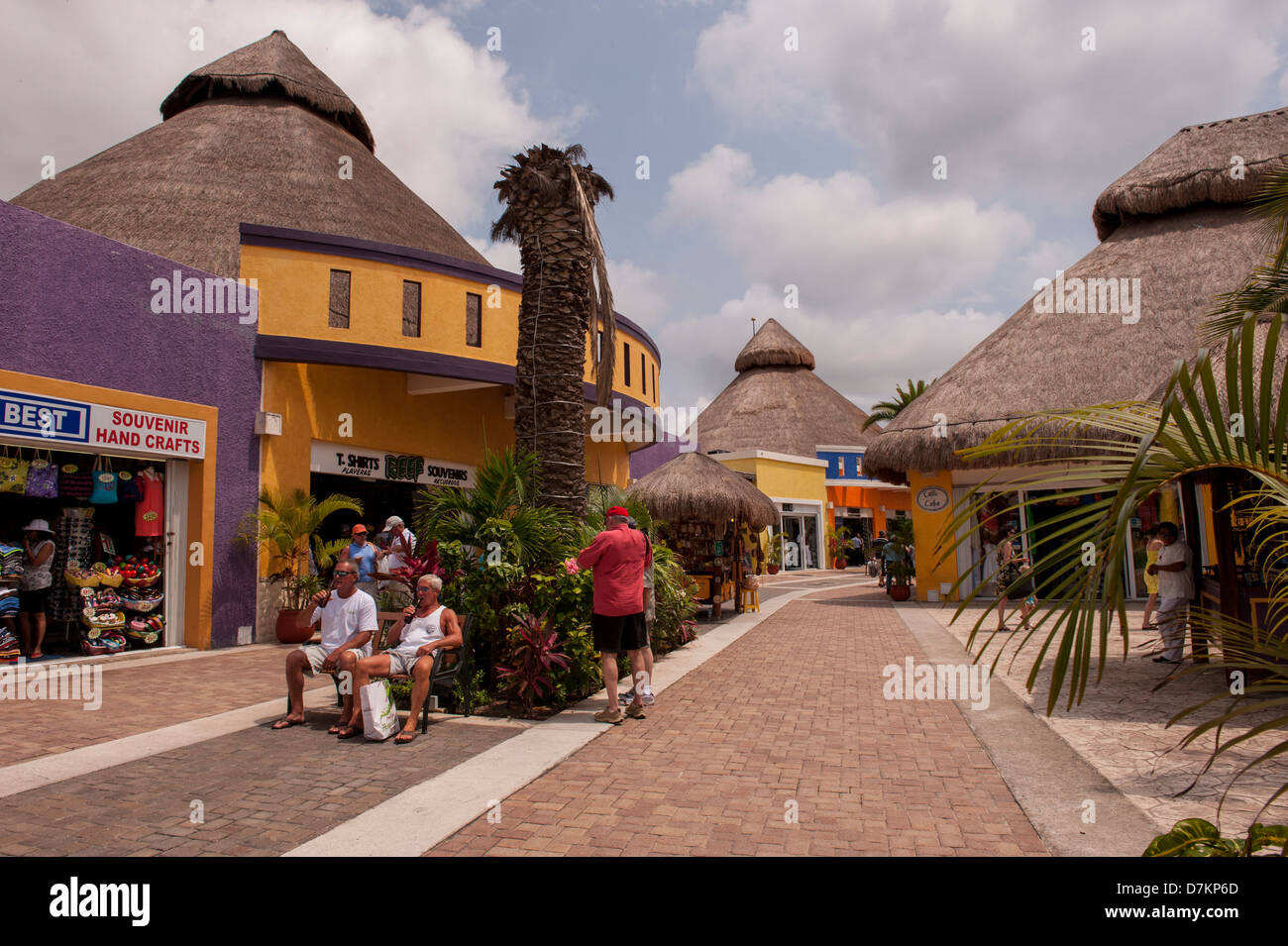 Messico, Cozumel, nave da crociera al molo, store, turisti shopping Foto Stock