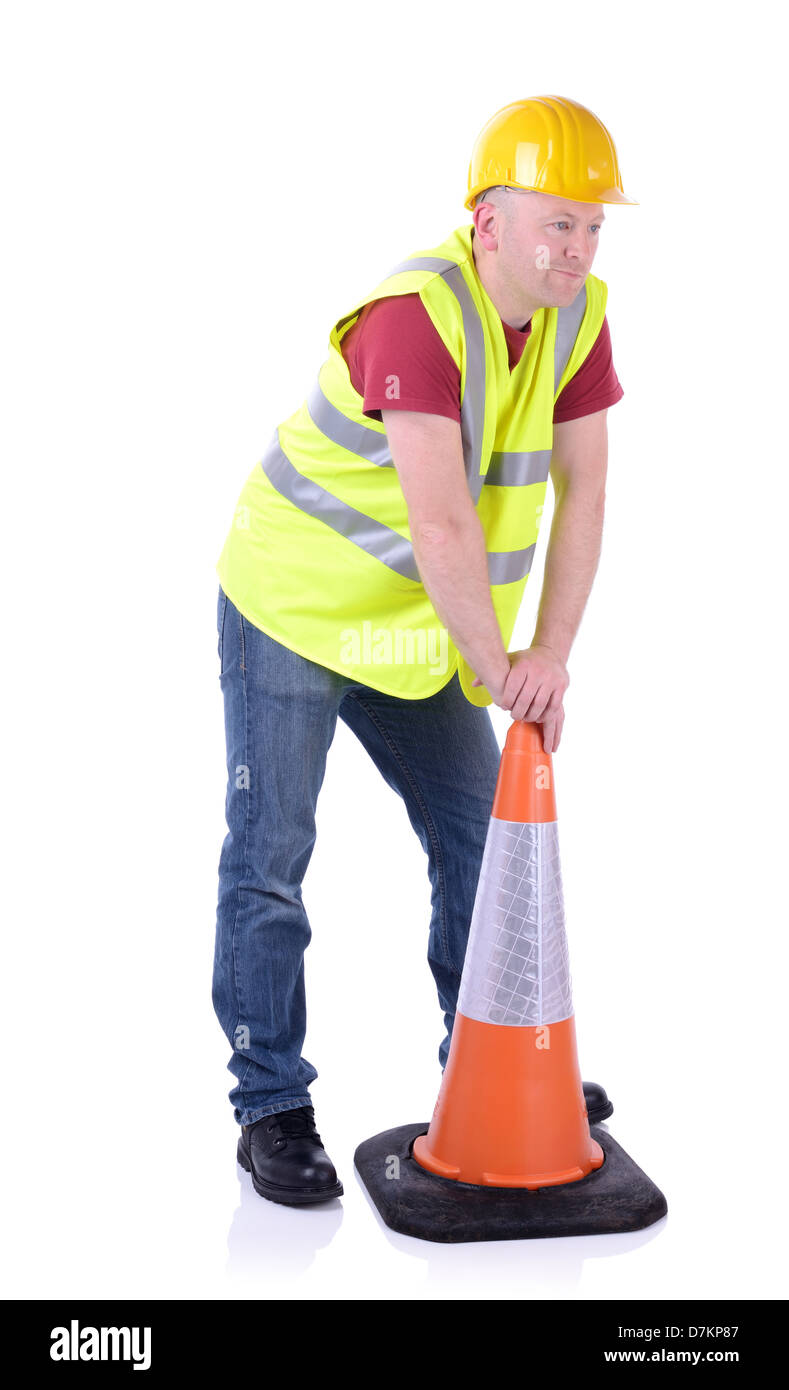 Lavoratore edile che definisce un cono stradale isolato su bianco Foto Stock