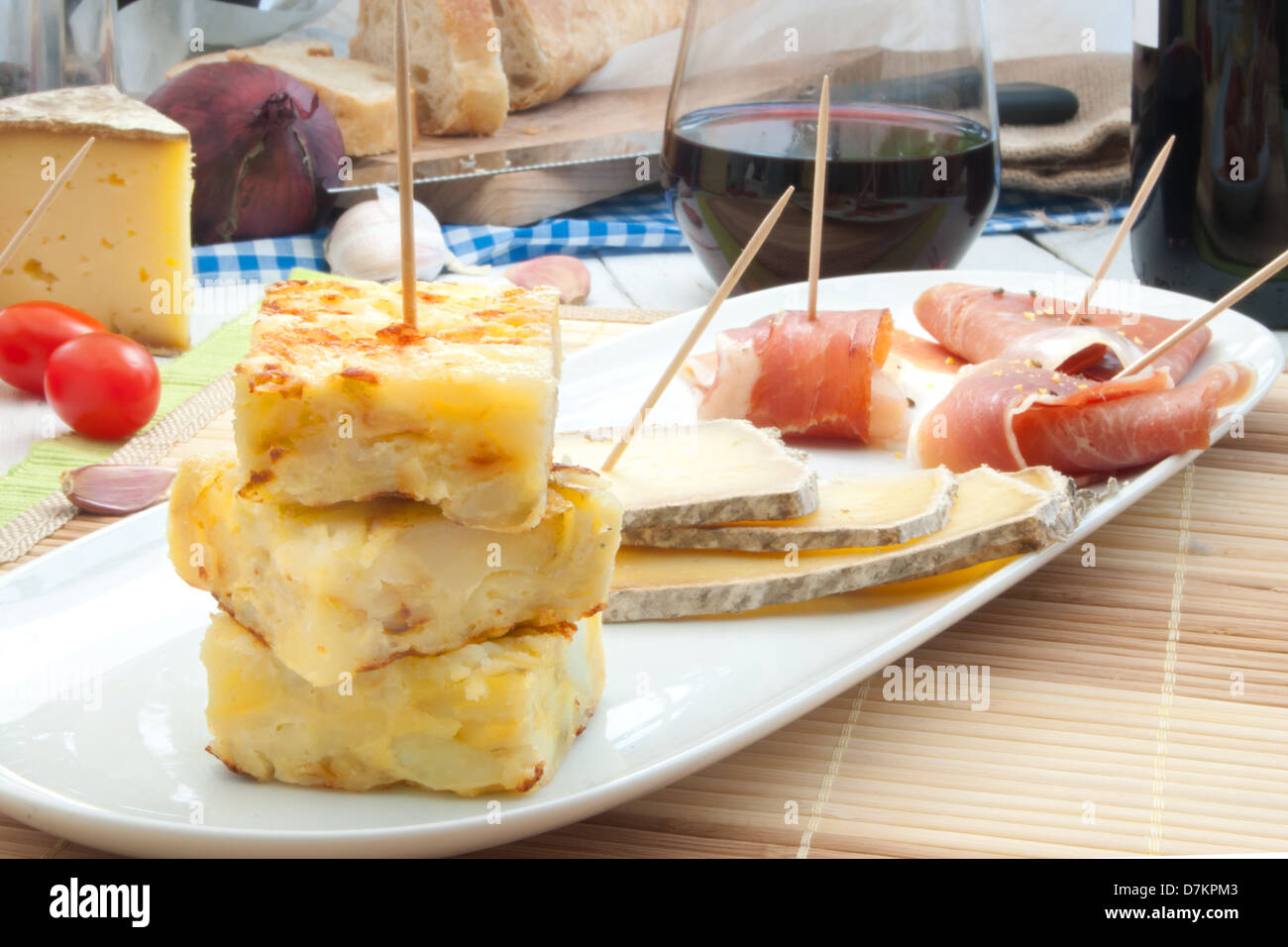 Lo spagnolo frittata di patate, formaggio e serrano prosciutto crudo Foto Stock