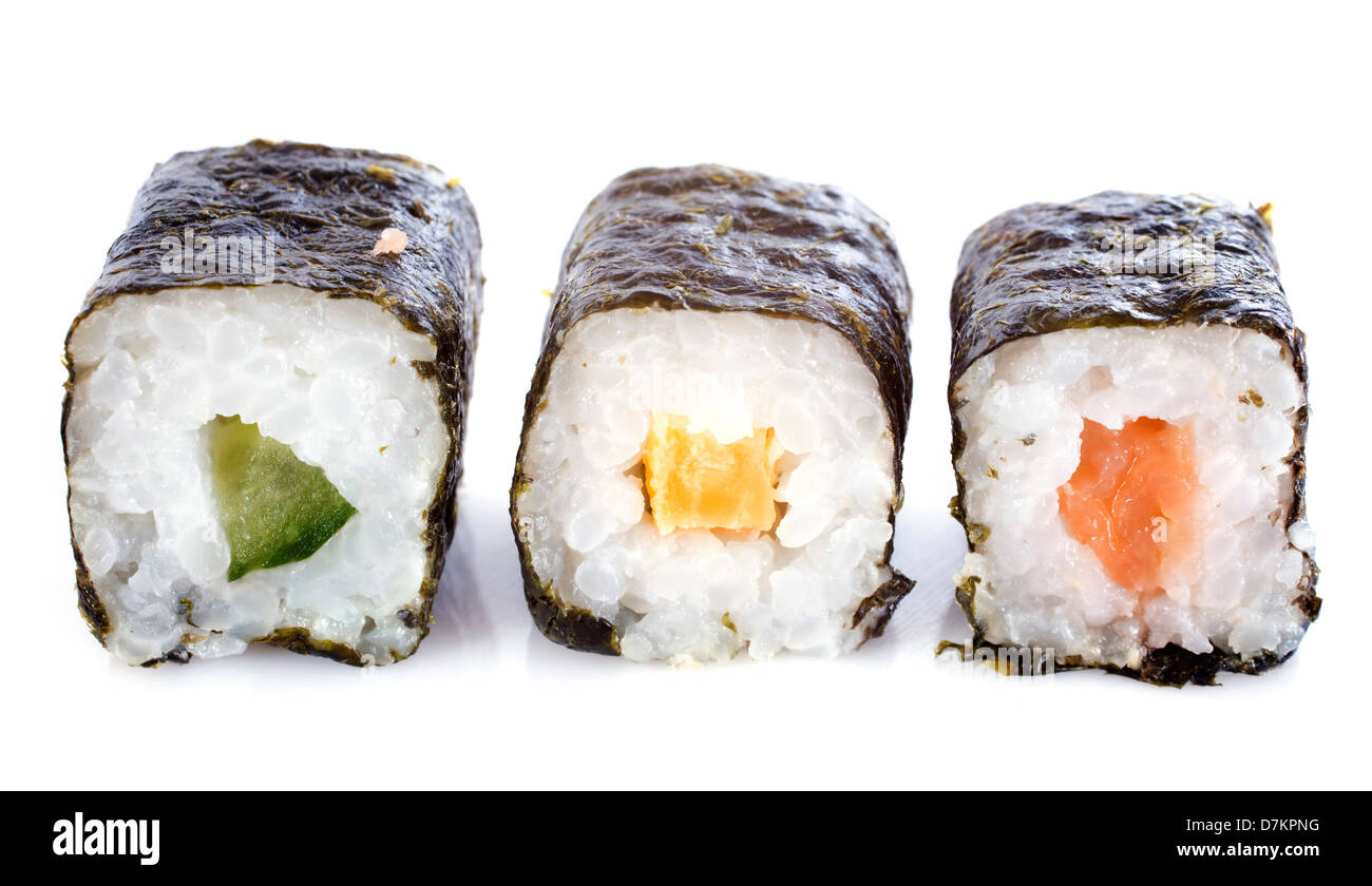 Rotoli di sushi di fronte a uno sfondo bianco Foto Stock