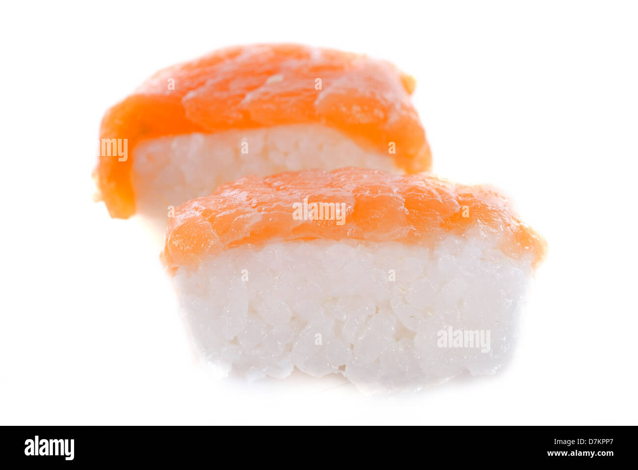 Il nigiri sushi di fronte a uno sfondo bianco Foto Stock