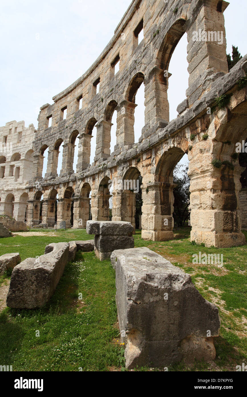 Arena di Pola, risalente all'epoca romana, a Pola, in Croazia. Foto Stock