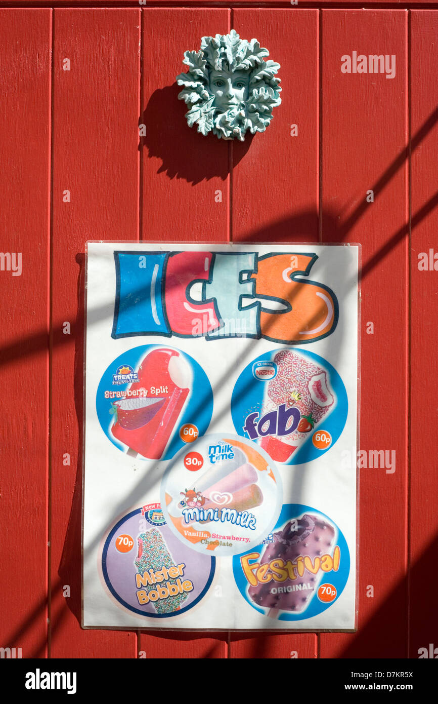 Vecchio poster pubblicitari di gelati in un pub garden Foto Stock