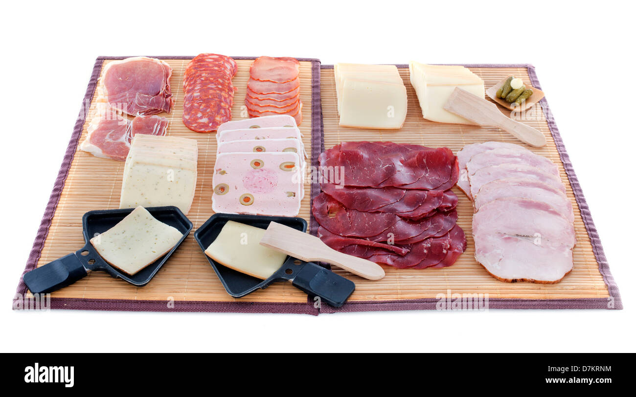 Formaggio raclette e carne di fronte a uno sfondo bianco Foto Stock
