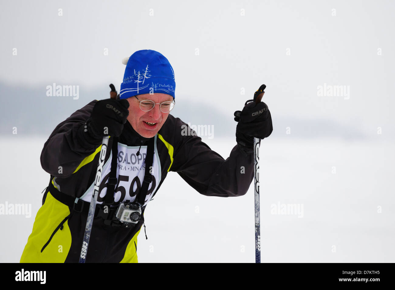 Un cross country sciatore si riscalda prima della mora Vasaloppet il 10 febbraio 2013 in Mora, Minnesota. Foto Stock