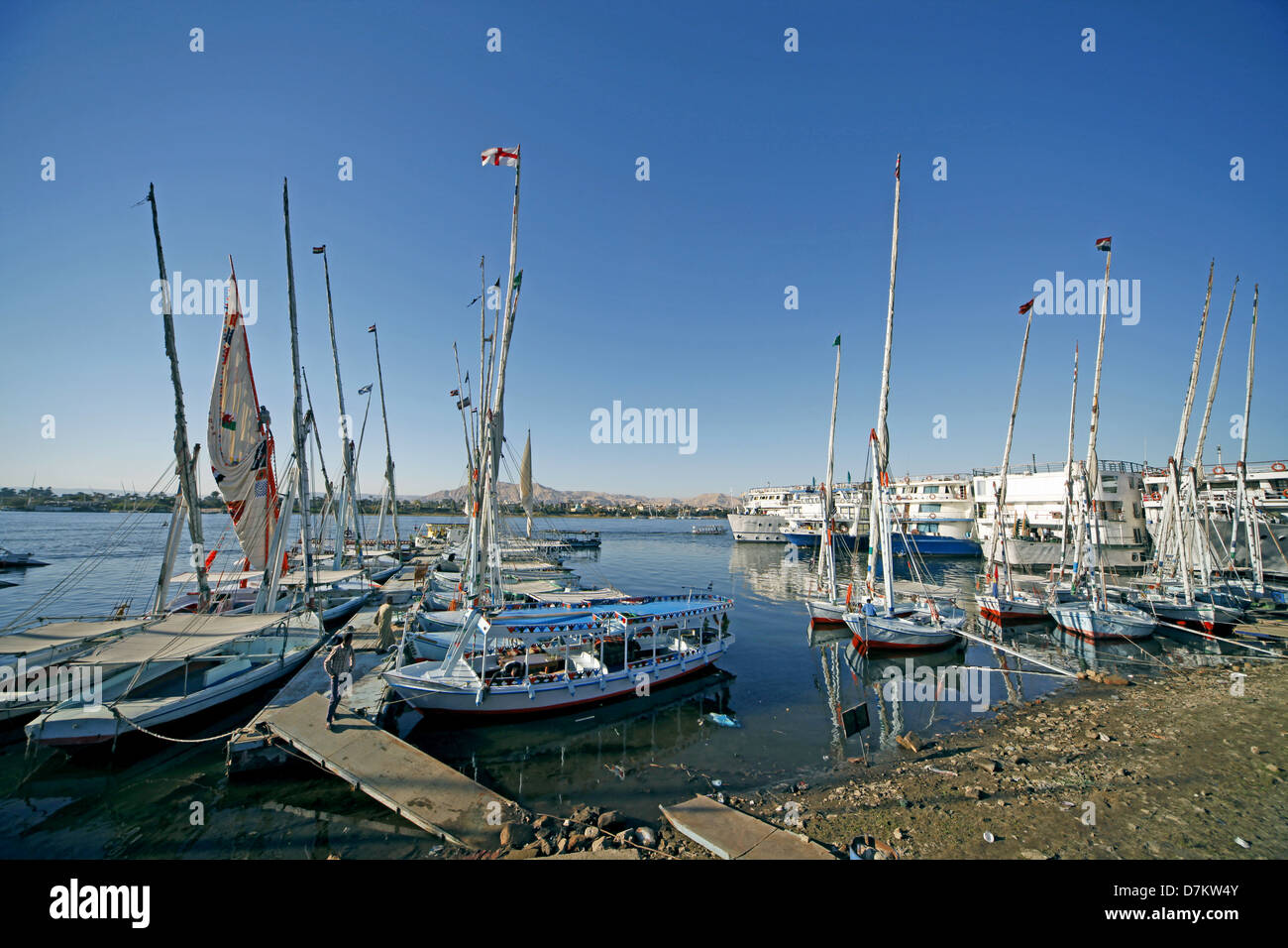 MOORED FELUCHE & Navi da Crociera sul Fiume Nilo Luxor Egitto 13 Gennaio 2013 Foto Stock