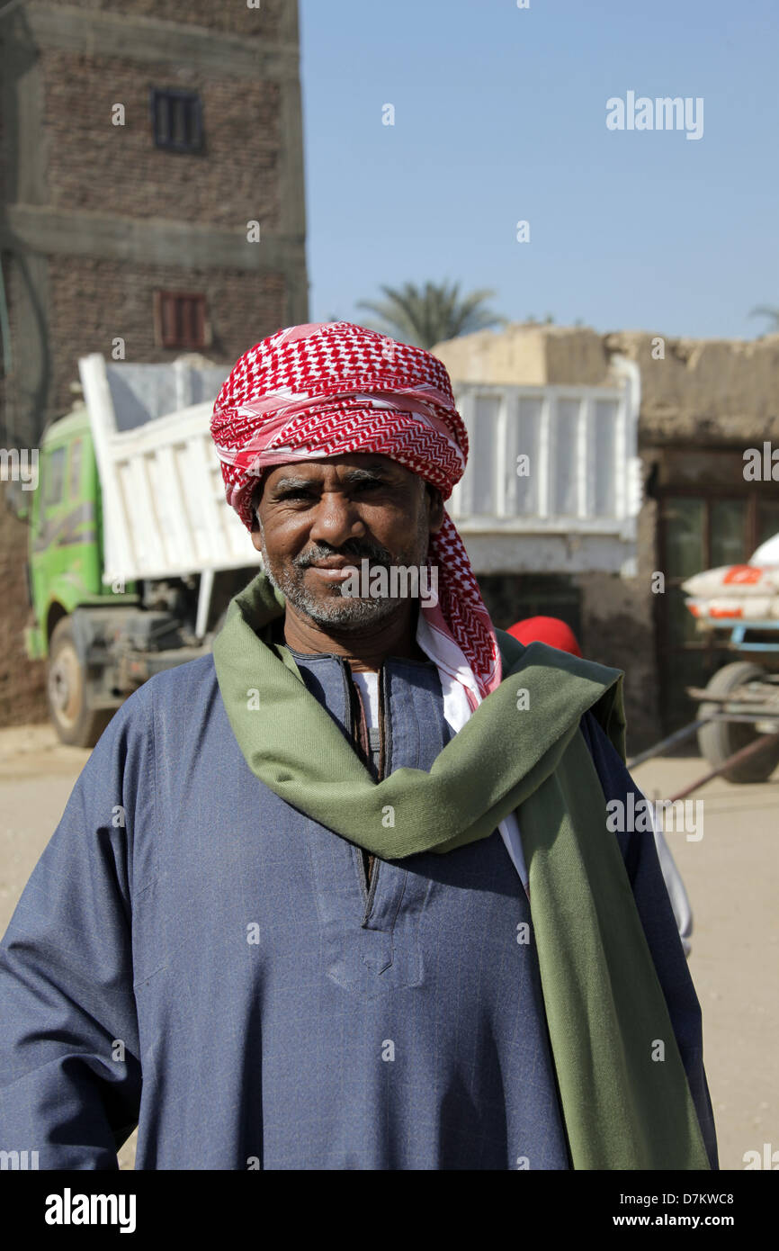 Uomo egiziano indossando KEFFIYEH villaggio nei pressi di Luxor Egitto 14 Gennaio 2013 Foto Stock
