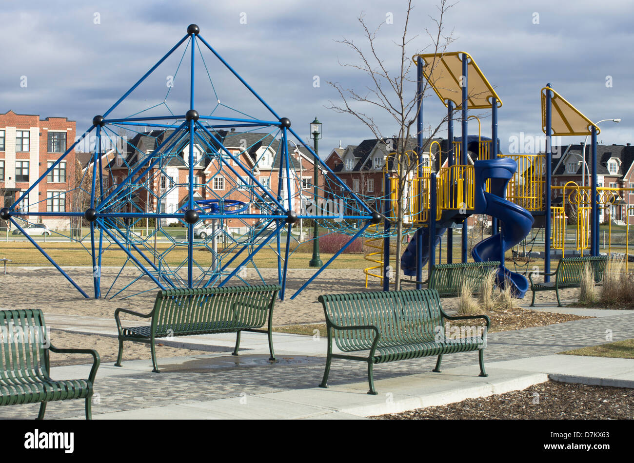 Area giochi per bambini in una zona residenziale park Foto Stock