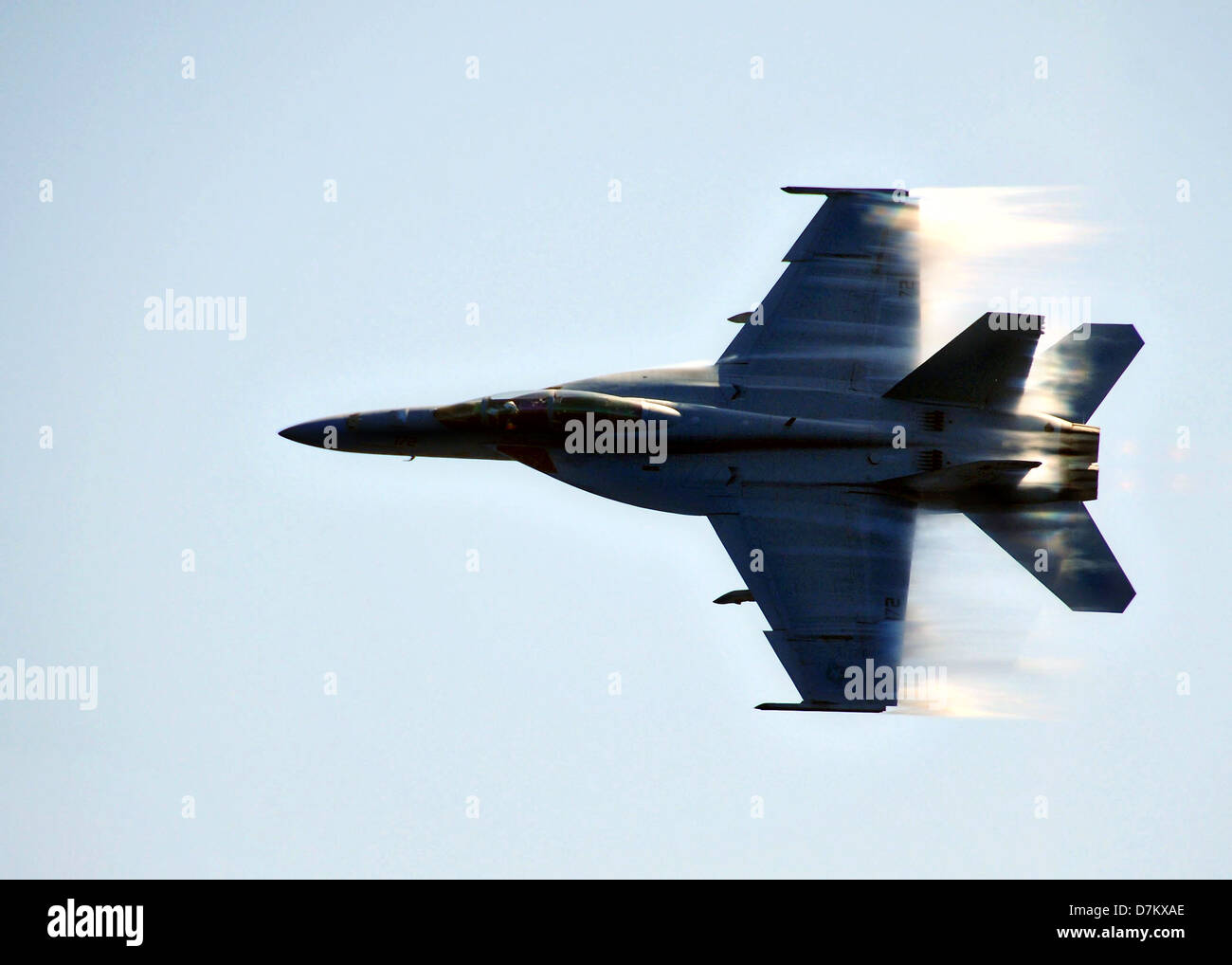 Un US Navy F/A-18F Super Hornet si rompe la barriera del suono durante un fly-by di USS Ronald Reagan Maggio 8, 2013 al largo della costa della California del Sud. Foto Stock