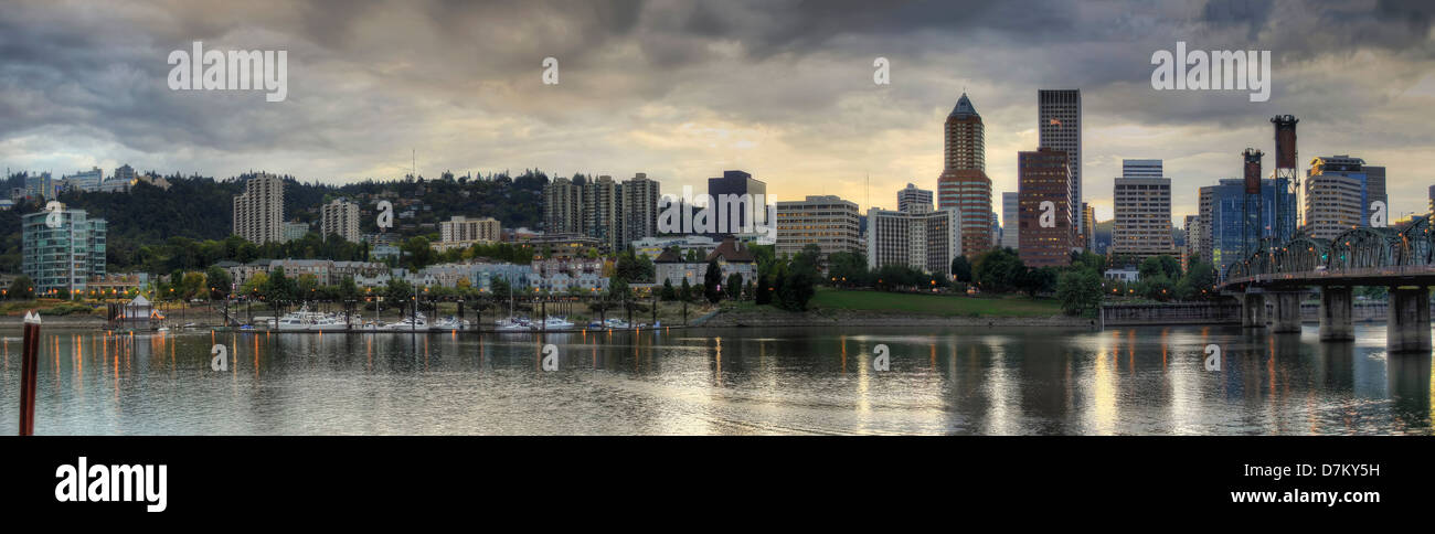 Cielo tempestoso su Portland Oregon Waterfront Skyline lungo il fiume Willamette Panorama Foto Stock