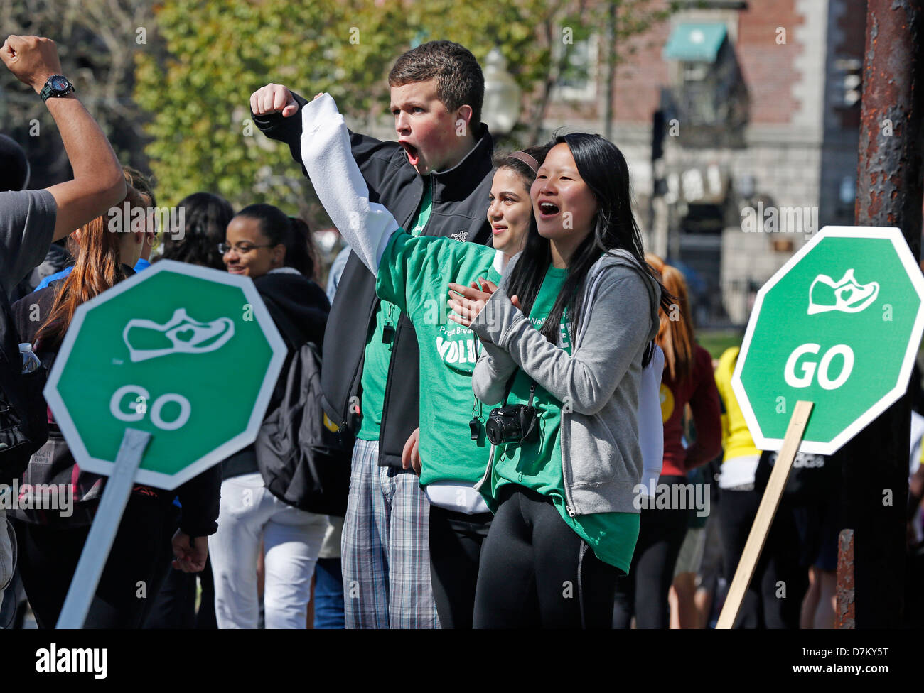 I volontari di incoraggiare gli escursionisti in cammino per fame evento di beneficenza, Boston, Massachusetts Foto Stock