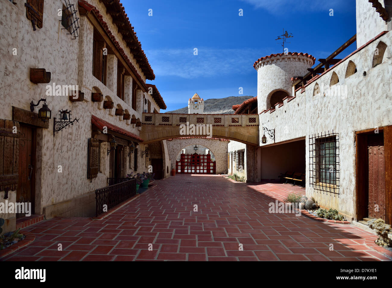 Il cortile di Scotty's Castle. Parco Nazionale della Valle della Morte, California, Stati Uniti d'America. Foto Stock