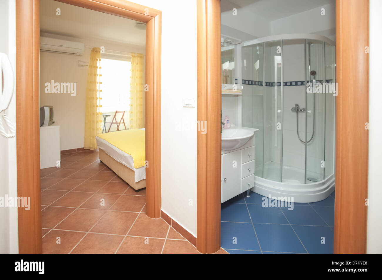 Moderno e luminoso bagno interno con doccia Foto Stock