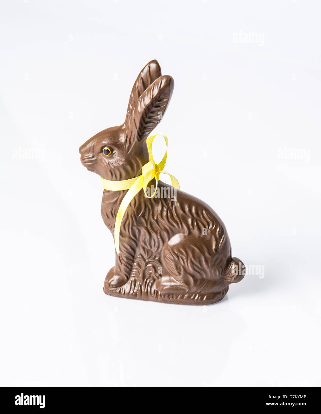 Un cioccolato coniglietto di pasqua isolato su uno sfondo bianco. Una pasqua preferito. Foto Stock