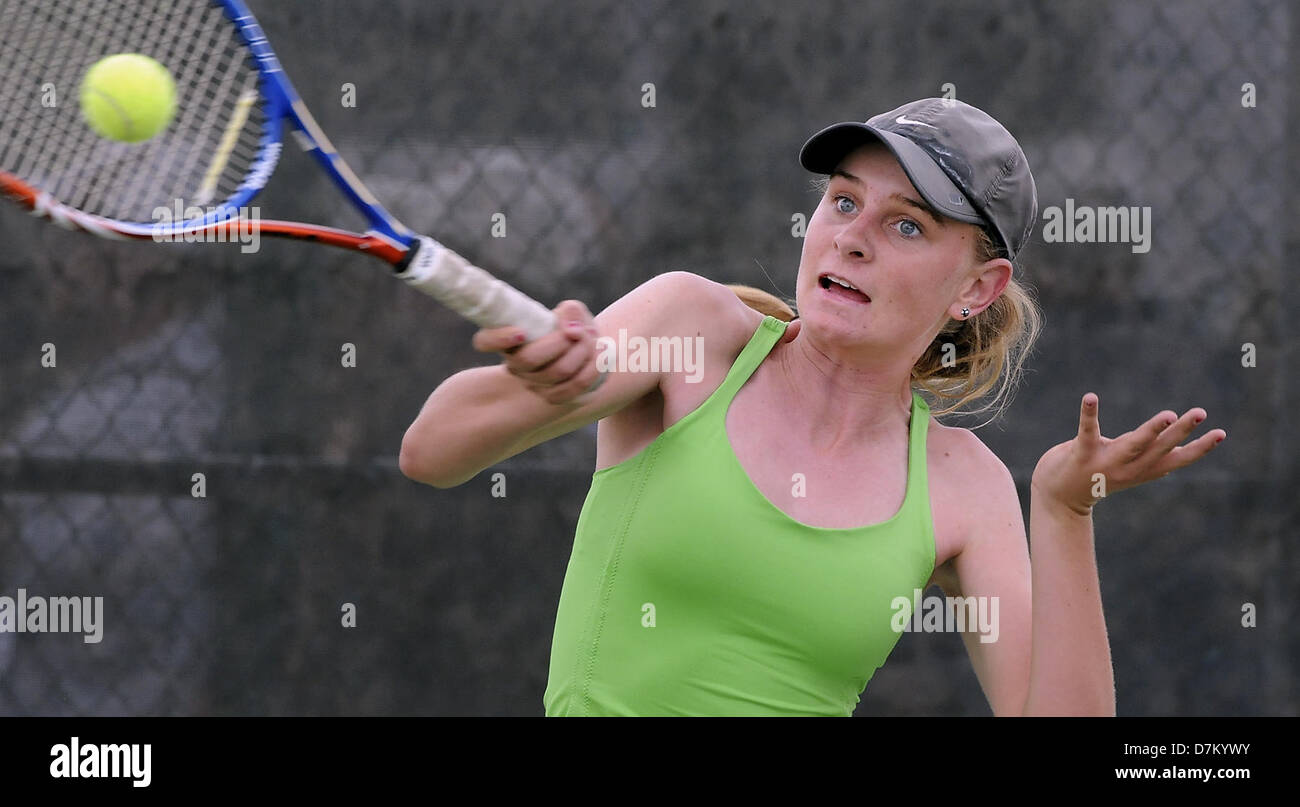 9 maggio 2013 - Albuquerque, NM, Stati Uniti - Albuquerque alta di Chloe Lee restituisce la palla nel finale dello stato ragazze singles 5A tennis campionati. Giovedi, maggio. 09, 2013. (Credito Immagine: © Jim Thompson/Albuquerque ufficiale/ZUMAPRESS.com) Foto Stock