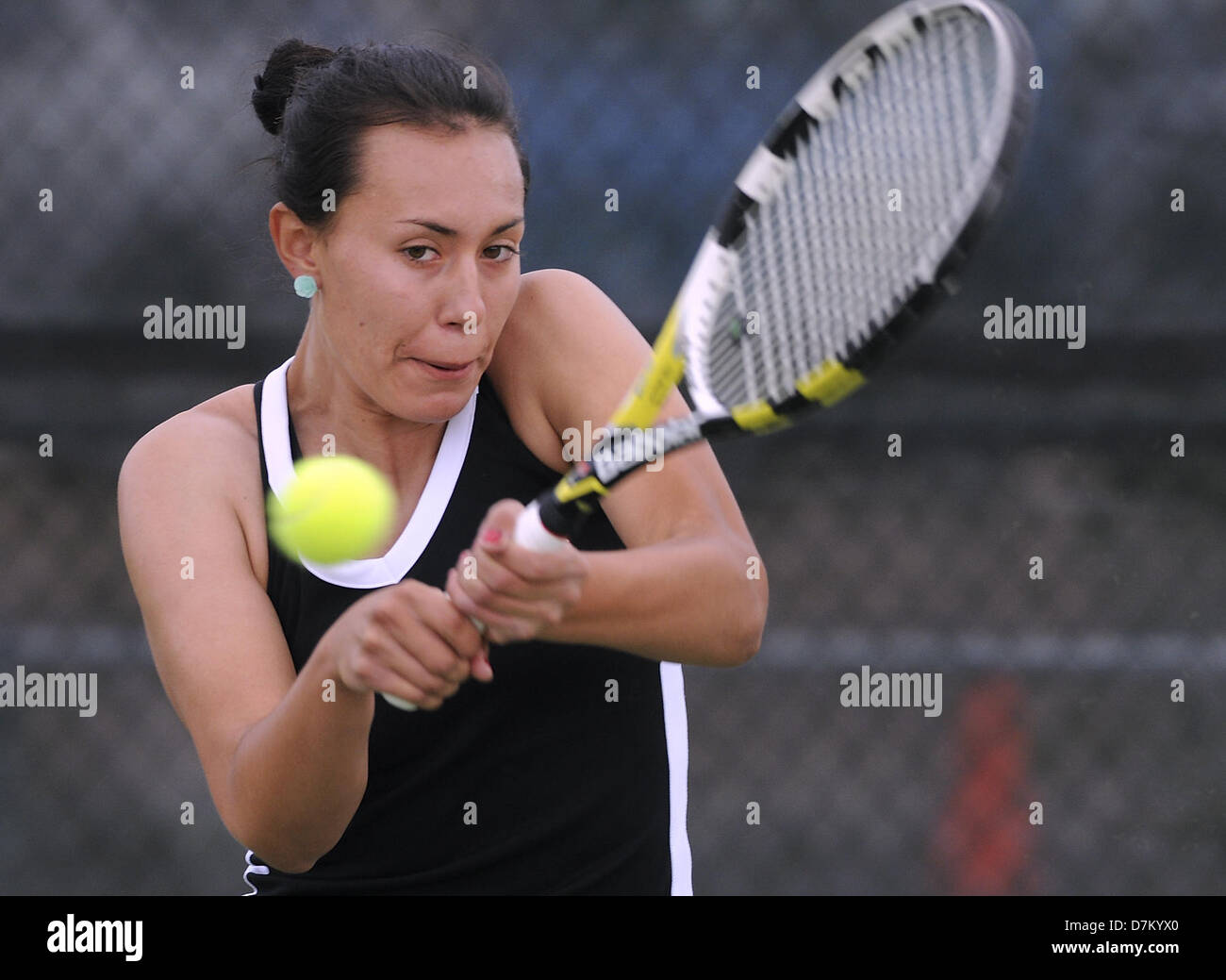 9 maggio 2013 - Albuquerque, NM, Stati Uniti - Rivista di arte del nord -Robertson's Juliana Guerin restituisce la palla nel finale dello stato ragazze singles un-3un campionato di tennis. Giovedi, maggio. 09, 2013. (Credito Immagine: © Jim Thompson/Albuquerque ufficiale/ZUMAPRESS.com) Foto Stock