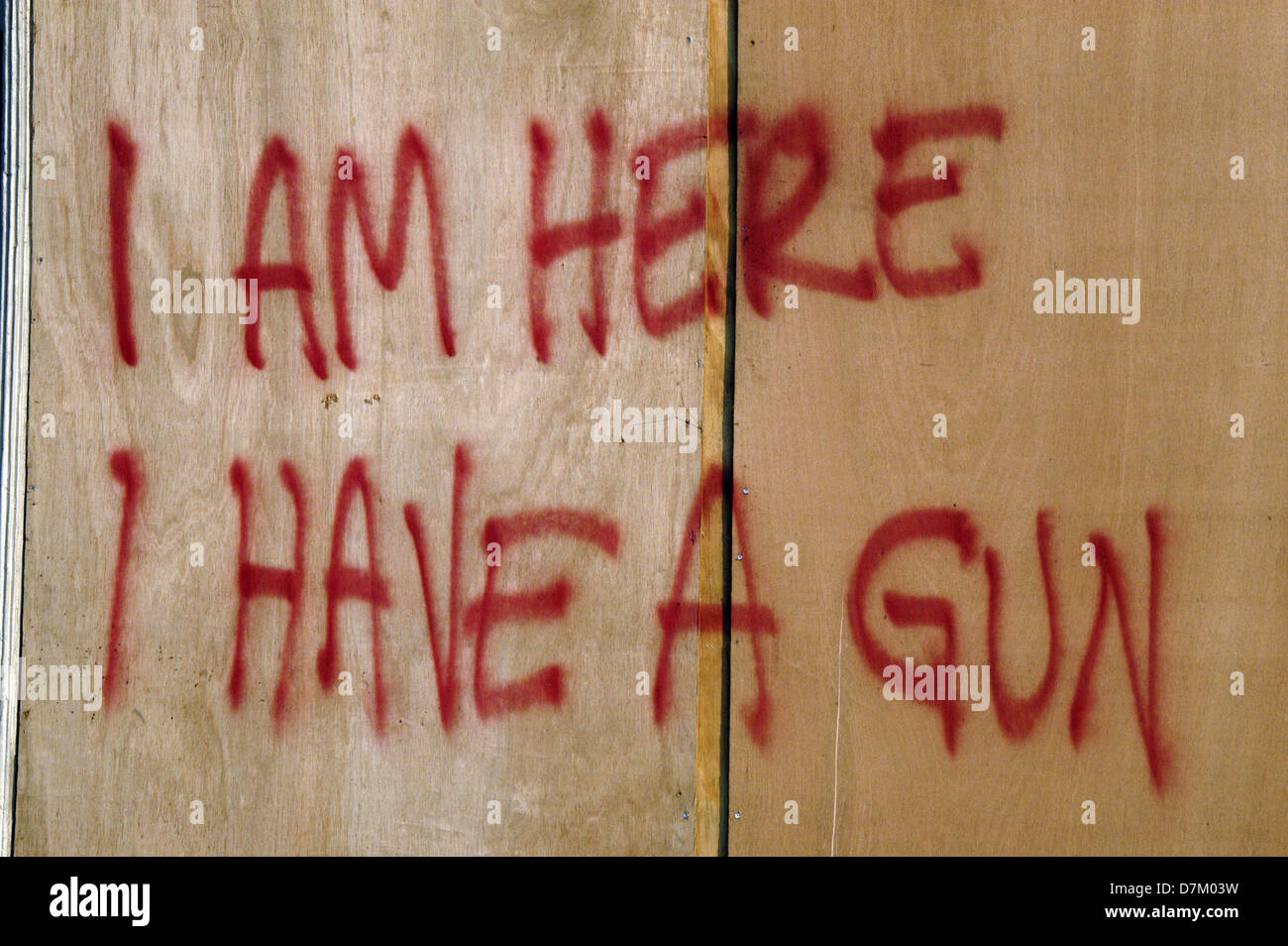 Segno su una casa in Magazine Street saccheggiatori di avviso dopo il passaggio dell uragano Katrina Settembre 4, 2005 a New Orleans, LA. Foto Stock