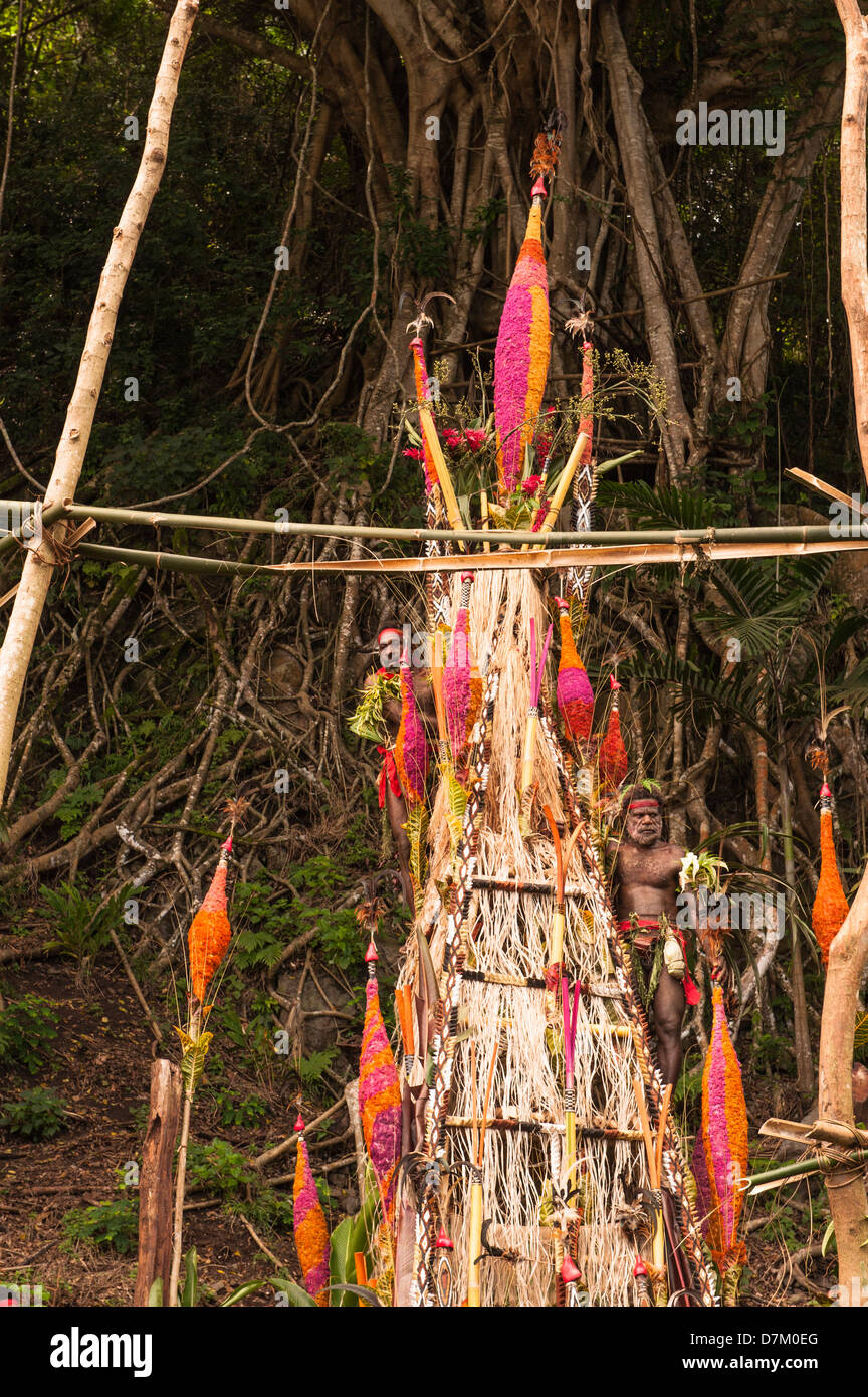 I nuovi ordinati capo villaggio e il suo vice in piedi in un raffinato torre costruita per la cerimonia, Labo Vanuatu Foto Stock