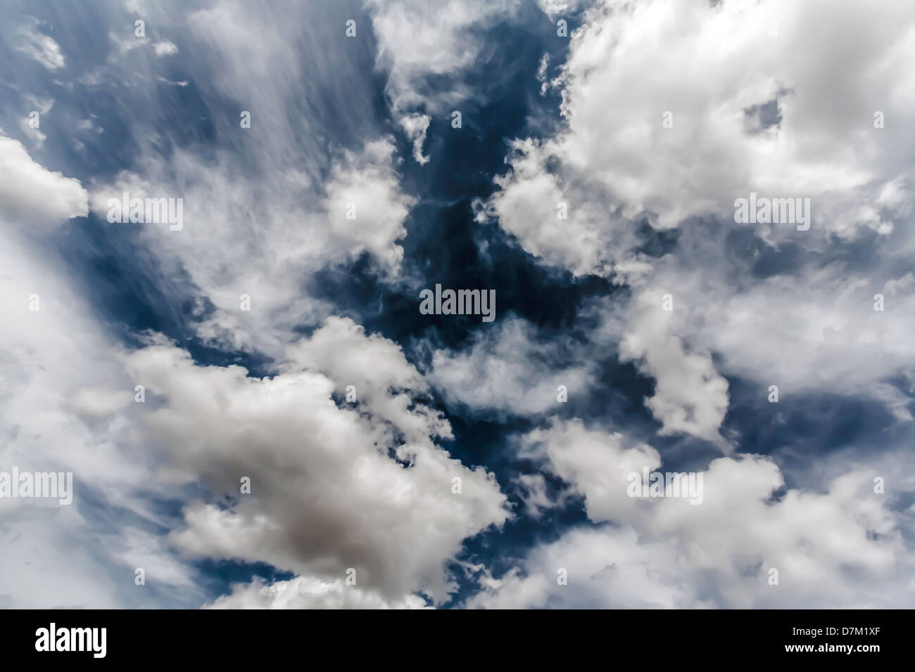 Il cielo blu con nuvole bianche Foto Stock