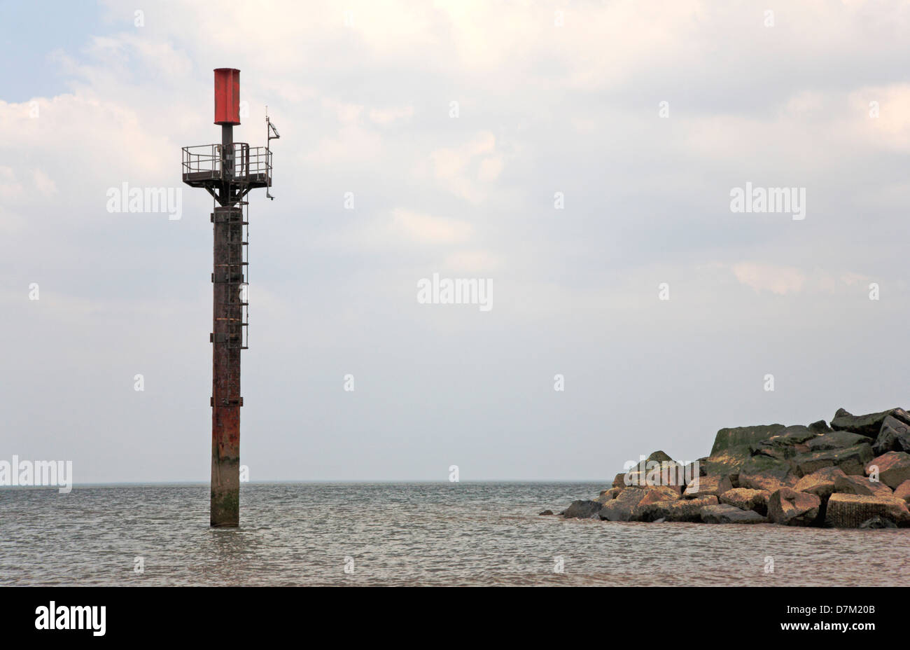 Una vista di un marcatore di post per un reef artificiale a Eccles-su-Mare vicino mare Palling, Norfolk, Inghilterra, Regno Unito. Foto Stock