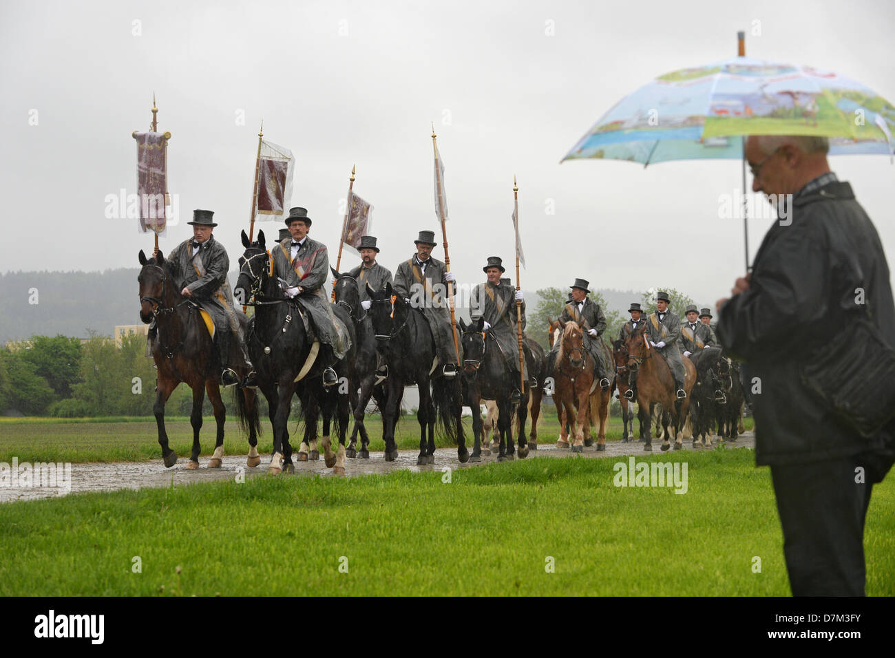 Un gruppo di equestrians prende parte al tradizionale "Sangue ride' in Weingarten, Germania, 10 maggio 2013. Questo è il più grande equitazione processione con più di 2.000 partecipanti e avviene un giorno dopo giorno dell'Ascensione. Foto: FELIX KAESTLE Foto Stock