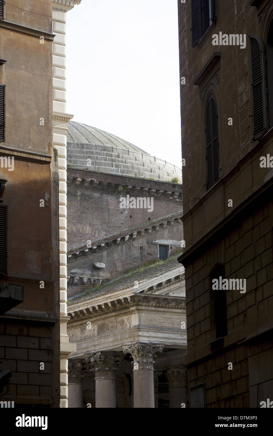 Roma:Il Pantheon visto attraverso il centro storico e i caratteristici edifici Foto Stock