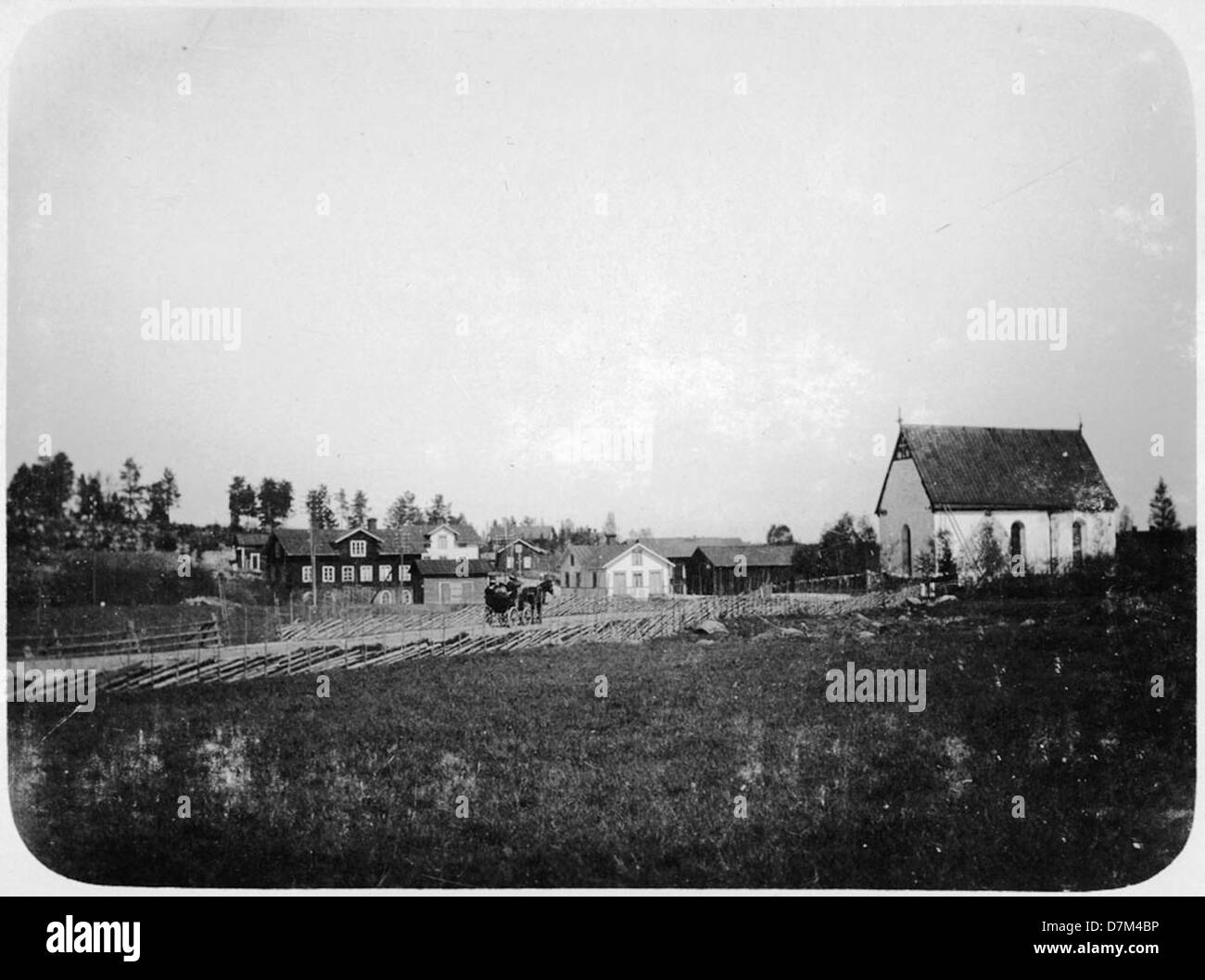 Questa stampa di albume del 1900 mostra la vecchia chiesa di Ennger a Hudiksvall, Hälsingland, Svezia. L'immagine fa parte della collezione del National Heritage Board svedese e mette in evidenza la bellezza architettonica e il significato storico di questa chiesa svedese. Foto Stock