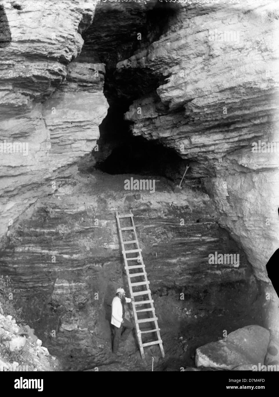 La Grotta di Stora Fårvar sul Gotland, Svezia, contiene insediamenti dell'età della pietra. Gli scavi degli anni '1890 hanno rivelato manufatti preistorici, fornendo preziose informazioni sulla prima vita umana e sulla preistoria. Foto Stock