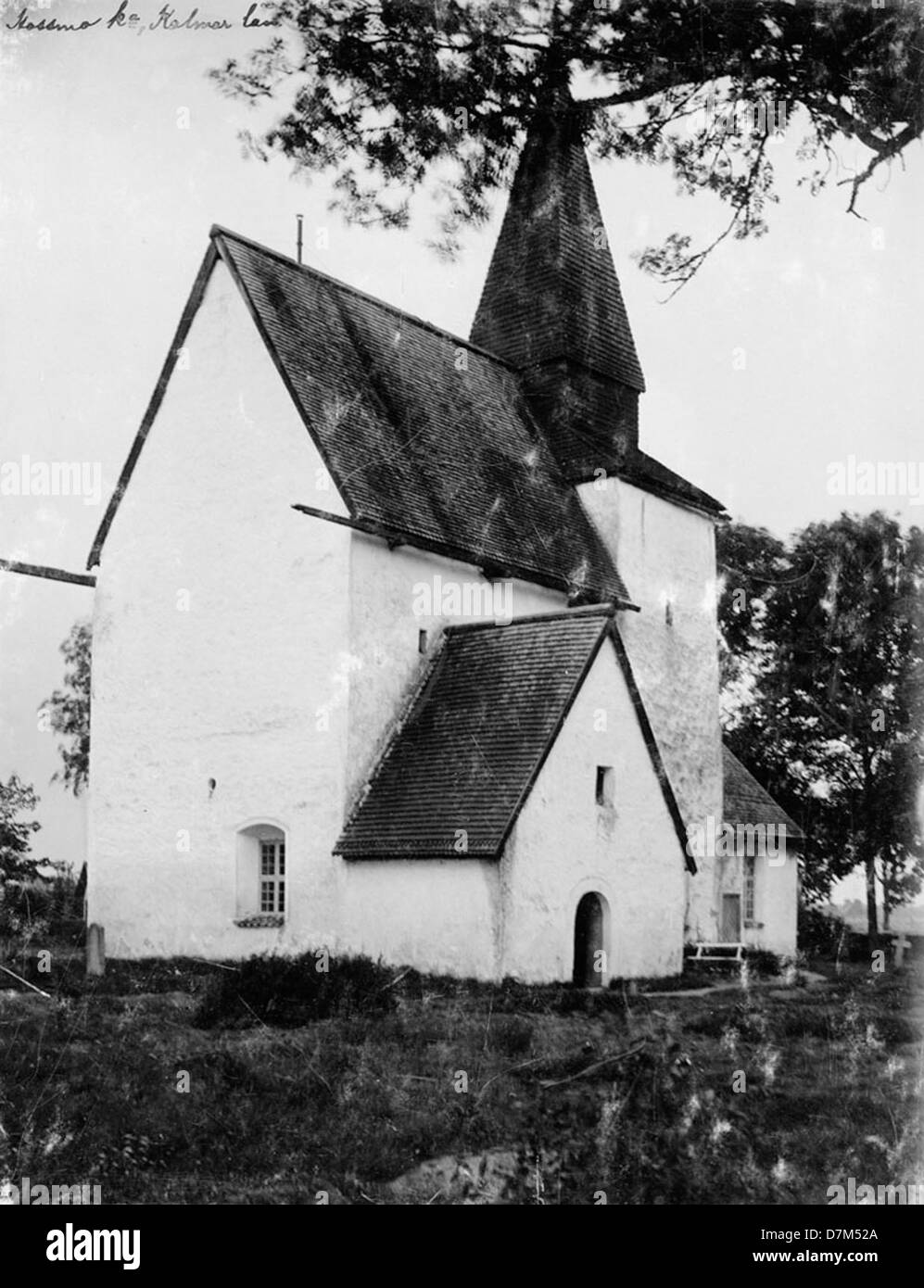 La chiesa di Hossmo, situata a Småland, in Svezia, è un edificio storico che riflette il patrimonio architettonico della regione. Questa fotografia evidenzia il design e il significato storico della chiesa. Foto Stock