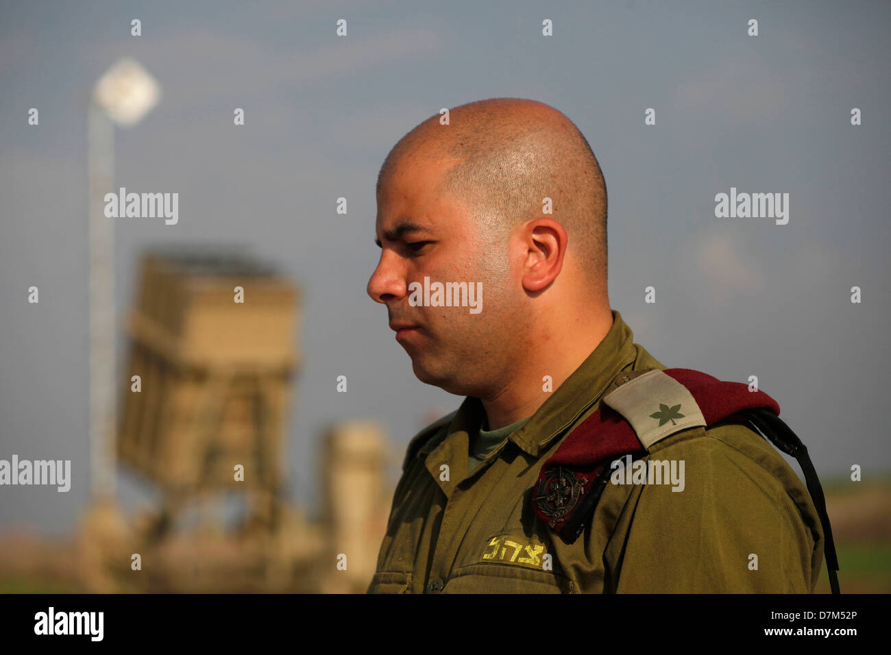 Il maggiore Aryeh Shalikar, portavoce dell'esercito israeliano, si trova accanto a una batteria del sistema missilistico di difesa Iron Dome di Israele, progettato per intercettare e distruggere razzi e gusci di artiglieria a corto raggio in arrivo, dispiegati alla periferia della città meridionale di Ashkelon in Israele Foto Stock