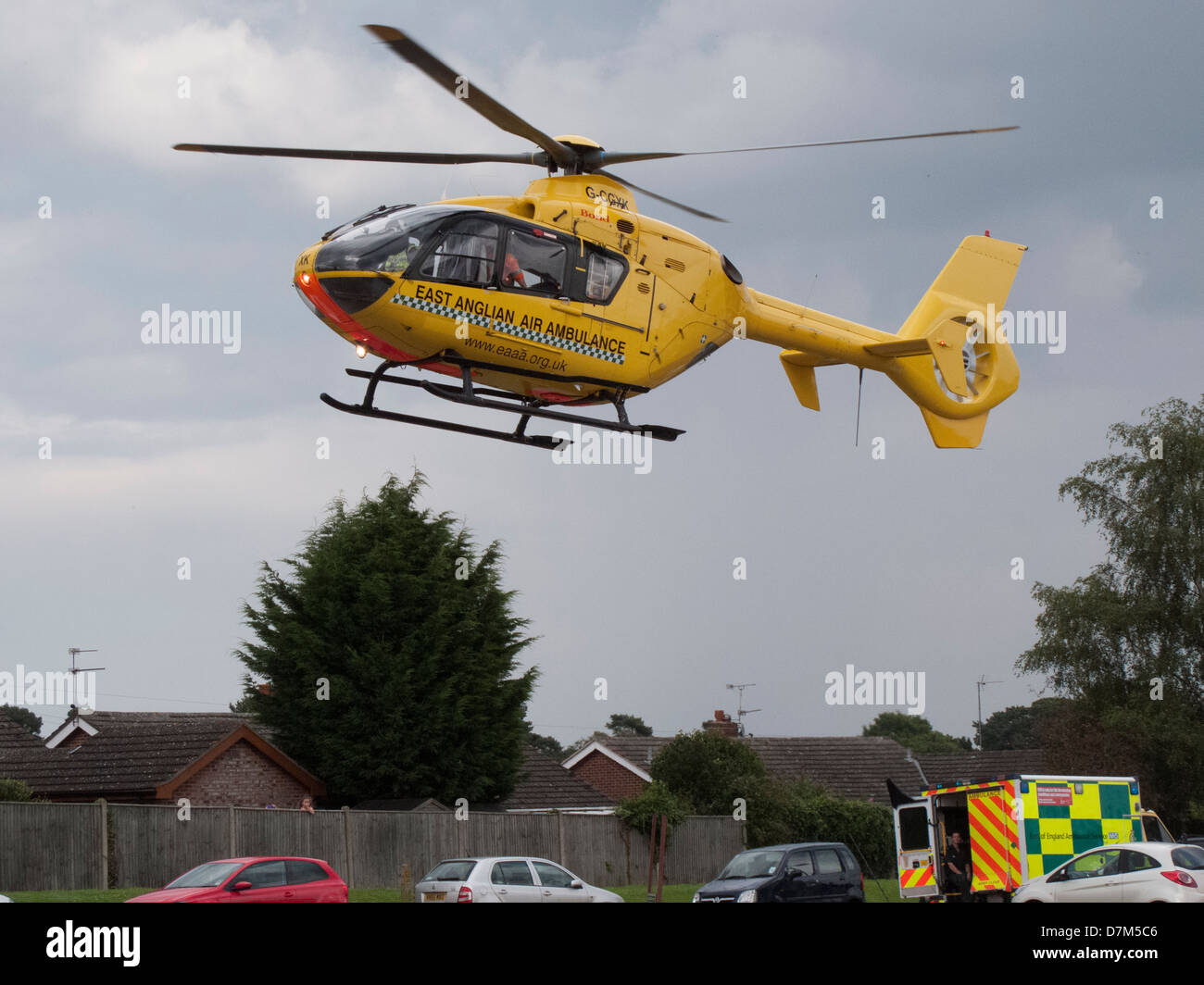 East Anglian Air Ambulance sbarco nel parcheggio di Aylsham Norfolk Foto Stock