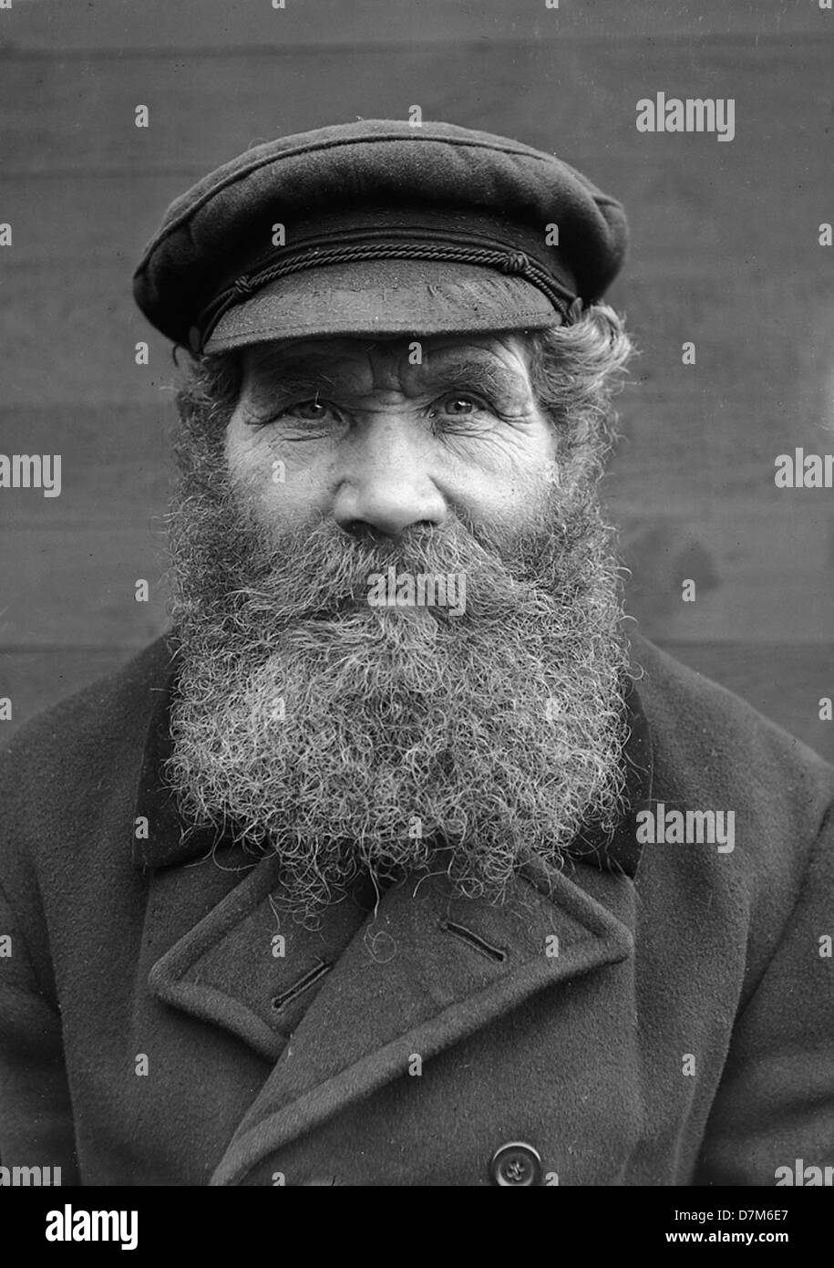 Questo ritratto degli anni '1930 mostra G. V. Gustafsson, un uomo più anziano di Margretelund, Uppland, Svezia, vestito con un pavone e un cappello. L'immagine riflette l'abbigliamento e la vita rurale della Svezia durante gli anni '1930, in particolare nelle regioni settentrionali. Foto Stock