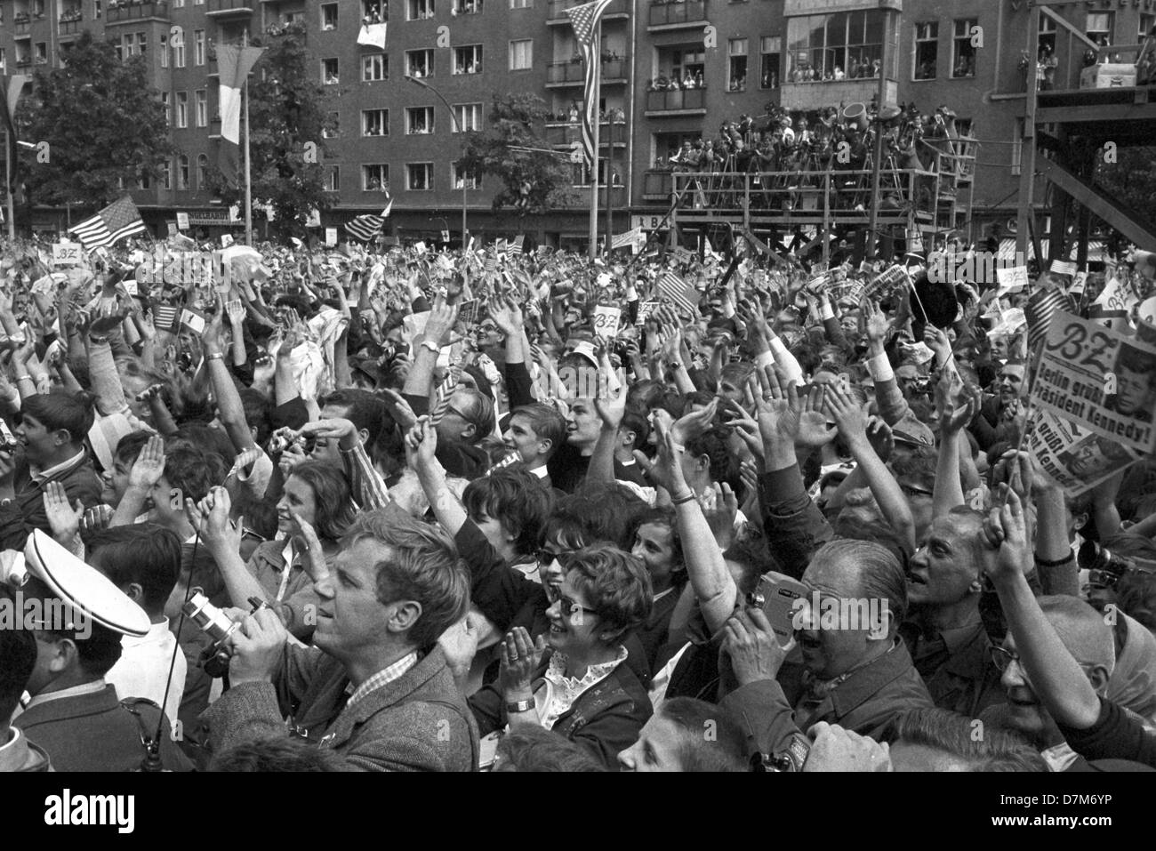 Jubilating cittadini di Berlino durante il discorso del presidente americano John Fitzgerald Kennedy davanti al Municipio Schoeneberg il 26 giugno 1963 a Berlino. Foto Stock